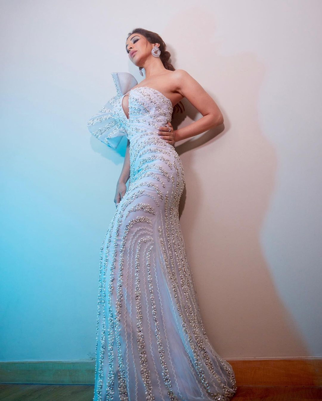 Staggering Poses Of Sophie Choudry In White